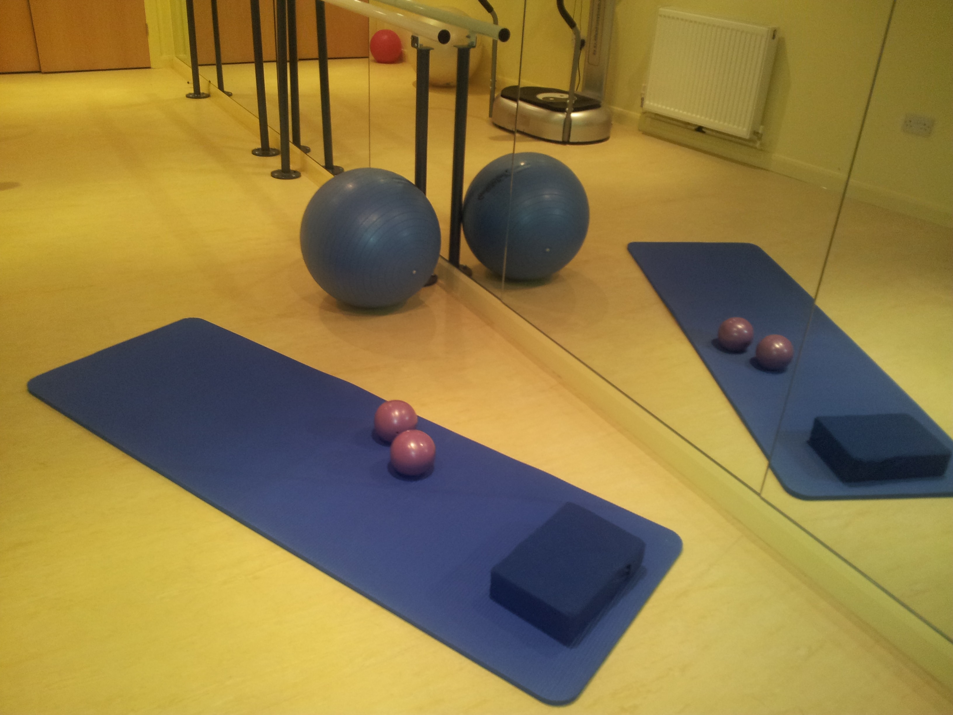 image of a gym incling mirros, matt and excersice balls